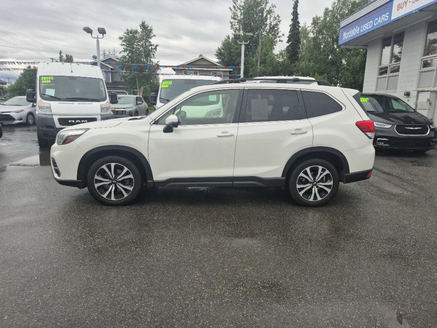 2019 WHITE SUBARU FORESTER LIMITED (JF2SKAUC8KH) with an 2.5L engine, Continuously Variable transmission, located at 929 East 8th Ave, Anchorage, AK, 99501, (907) 274-2277, 61.214783, -149.866074- Photo#1