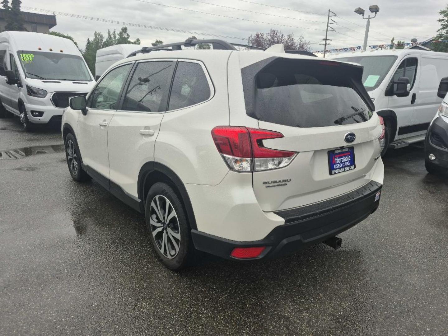 2019 WHITE SUBARU FORESTER LIMITED (JF2SKAUC8KH) with an 2.5L engine, Continuously Variable transmission, located at 929 East 8th Ave, Anchorage, AK, 99501, (907) 274-2277, 61.214783, -149.866074- Photo#2
