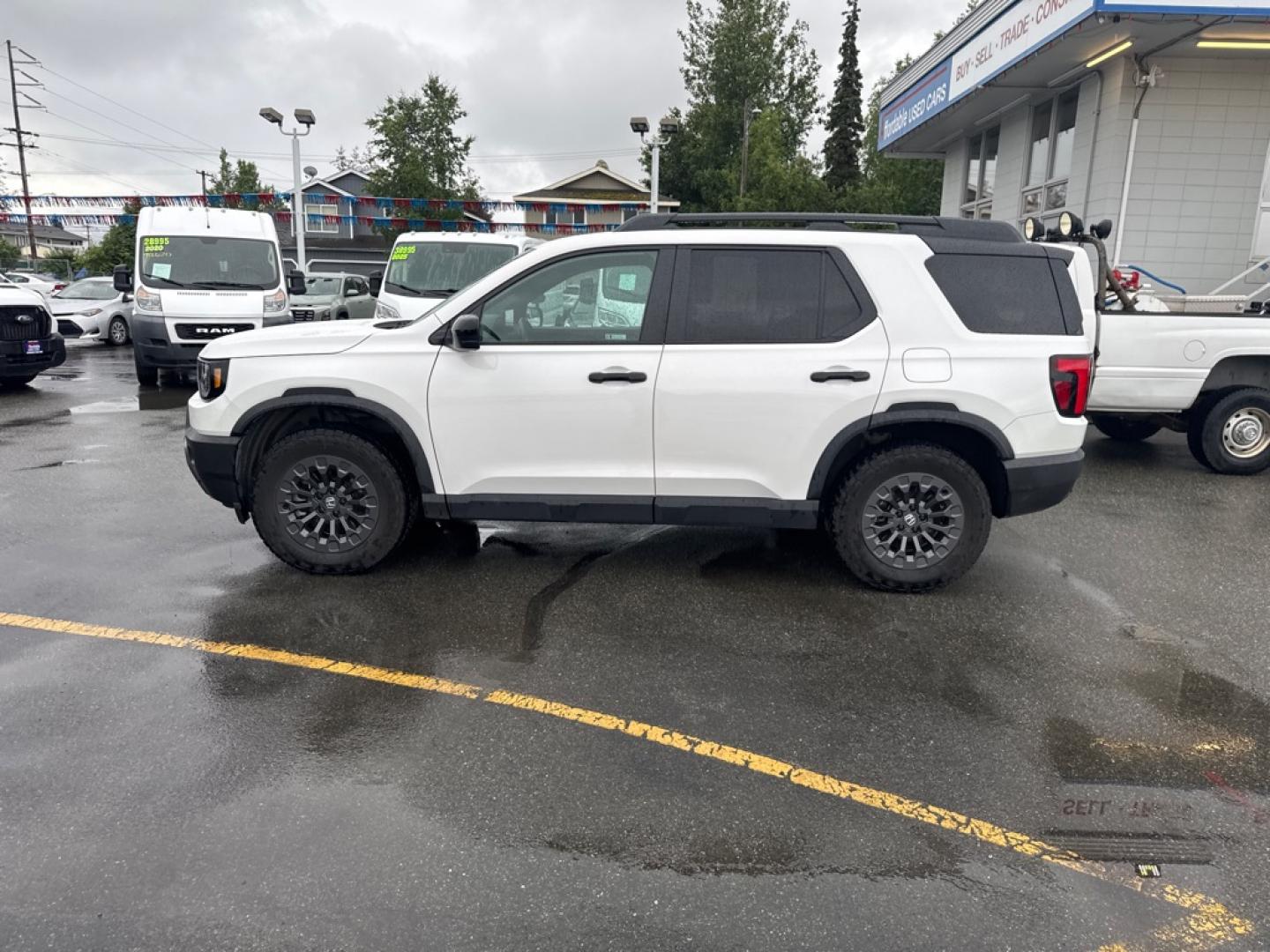 2026 WHITE HONDA PASSPORT TRAIL SPORT (5FNYF9H51TB) with an 3.5L engine, Automatic transmission, located at 929 East 8th Ave, Anchorage, AK, 99501, (907) 274-2277, 61.214783, -149.866074- Photo#1