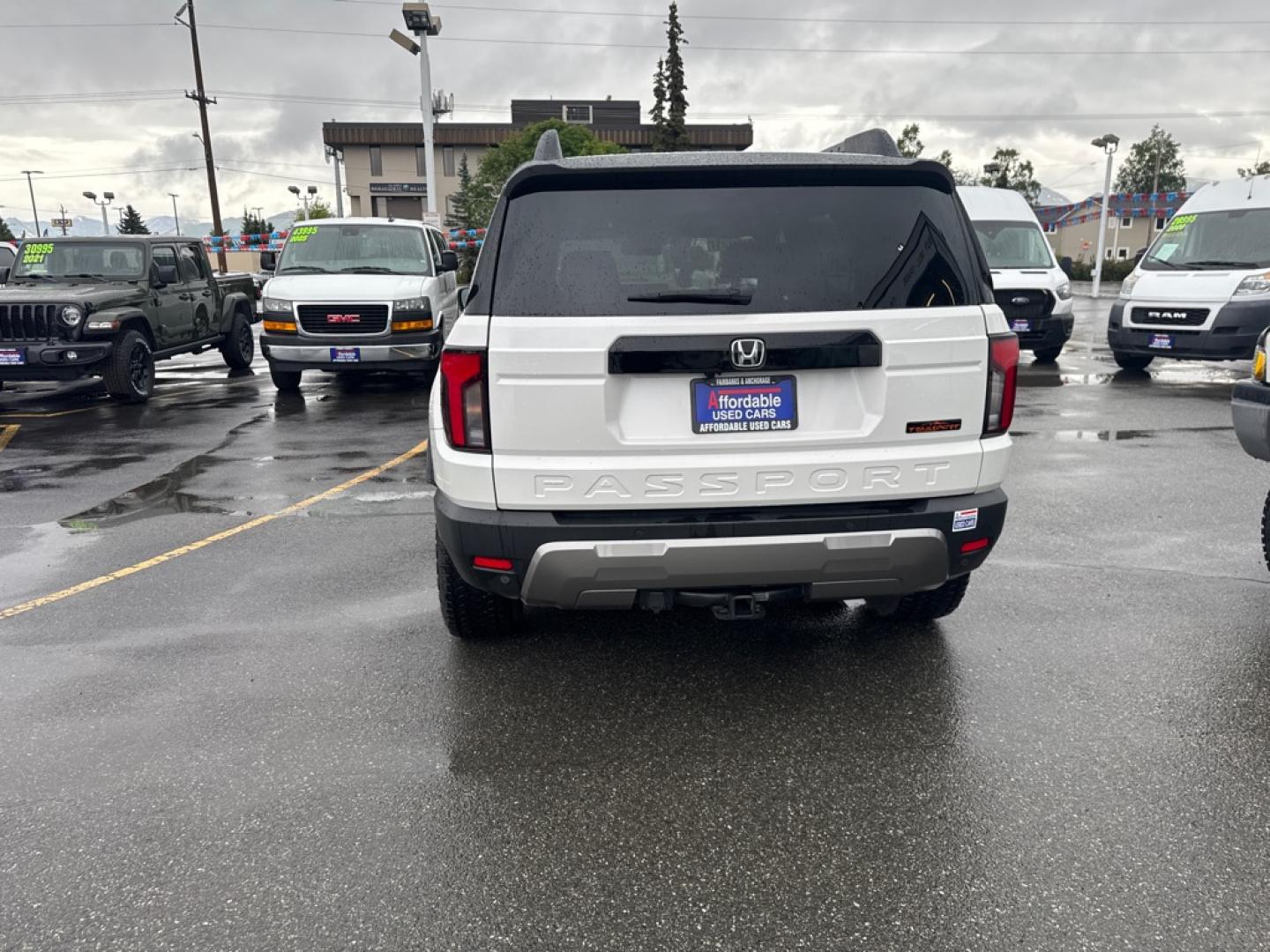 2026 WHITE HONDA PASSPORT TRAIL SPORT (5FNYF9H51TB) with an 3.5L engine, Automatic transmission, located at 929 East 8th Ave, Anchorage, AK, 99501, (907) 274-2277, 61.214783, -149.866074- Photo#4