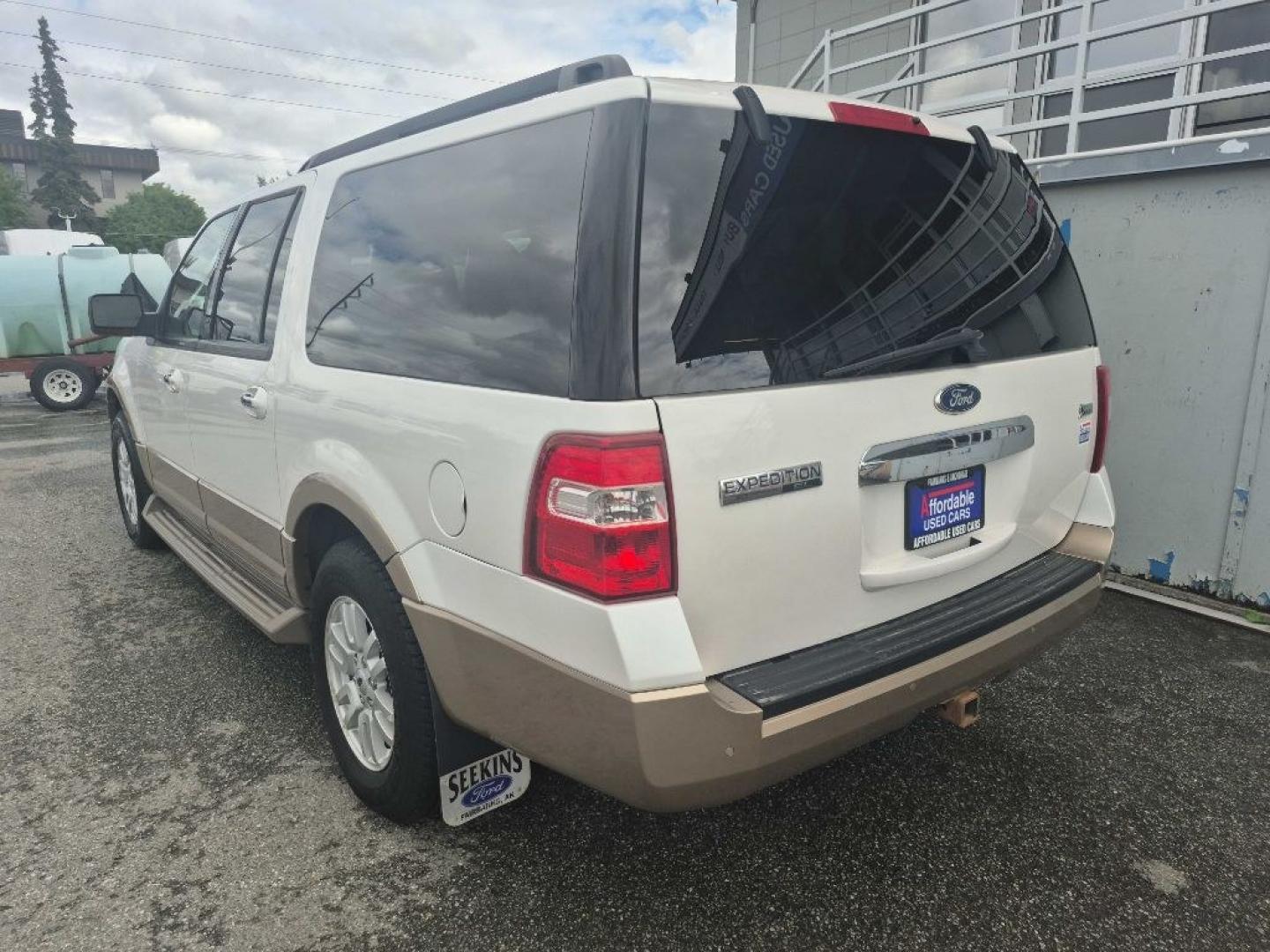 2011 WHITE FORD EXPEDITION EL XLT (1FMJK1J52BE) with an 5.4L engine, Automatic transmission, located at 929 East 8th Ave, Anchorage, AK, 99501, (907) 274-2277, 61.214783, -149.866074- Photo#2