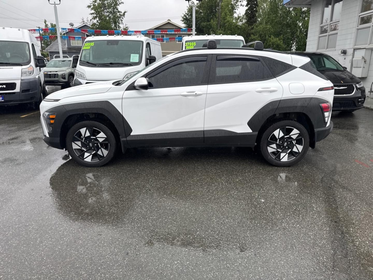 2025 WHITE HYUNDAI KONA SEL (KM8HBCAB6SU) with an 2.0L engine, Continuously Variable transmission, located at 929 East 8th Ave, Anchorage, AK, 99501, (907) 274-2277, 61.214783, -149.866074- Photo#1