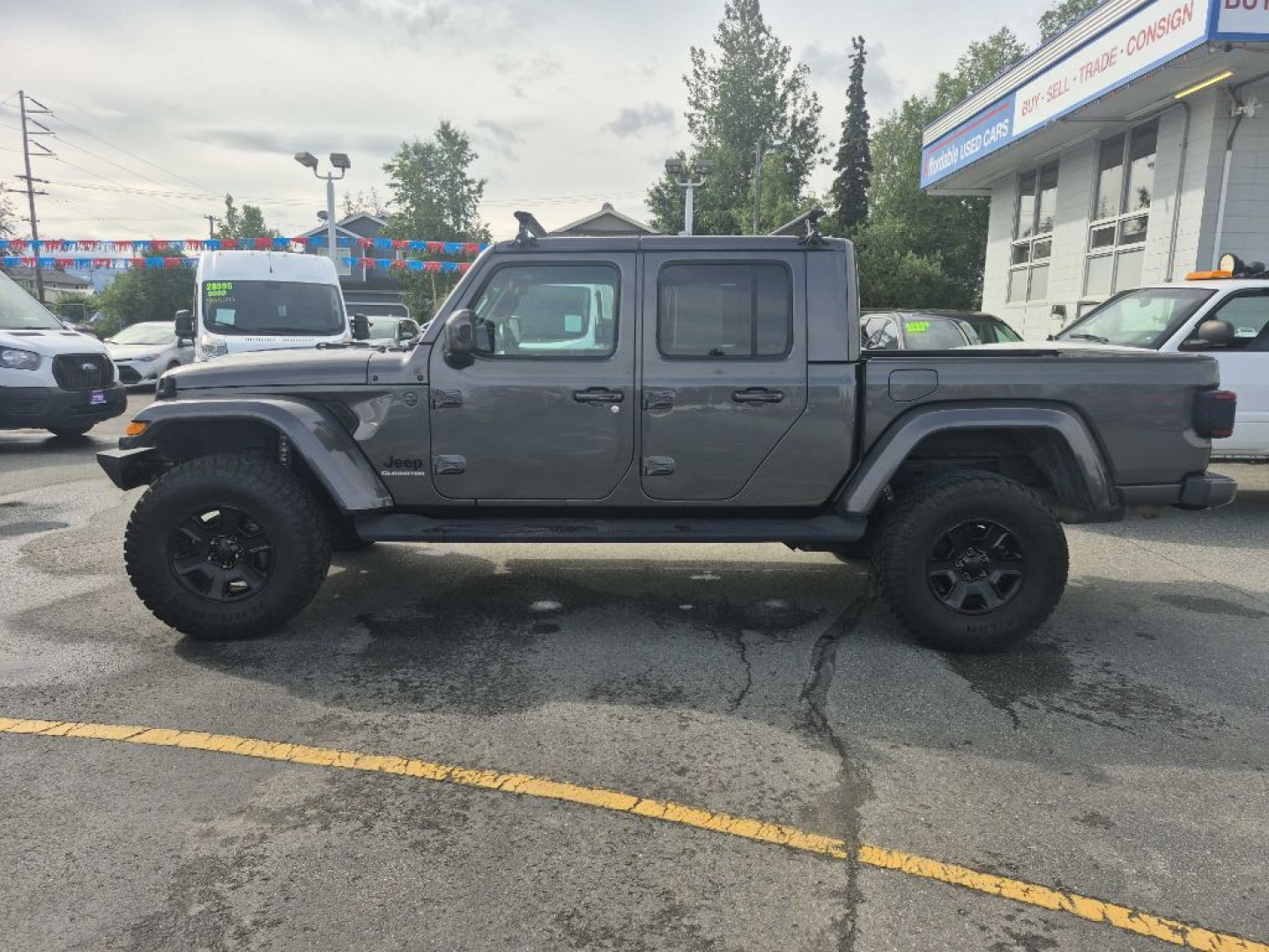 2021 GRAY JEEP GLADIATOR OVERLAND (1C6HJTFGXML) with an 3.6L engine, Automatic transmission, located at 929 East 8th Ave, Anchorage, AK, 99501, (907) 274-2277, 61.214783, -149.866074- Photo#1