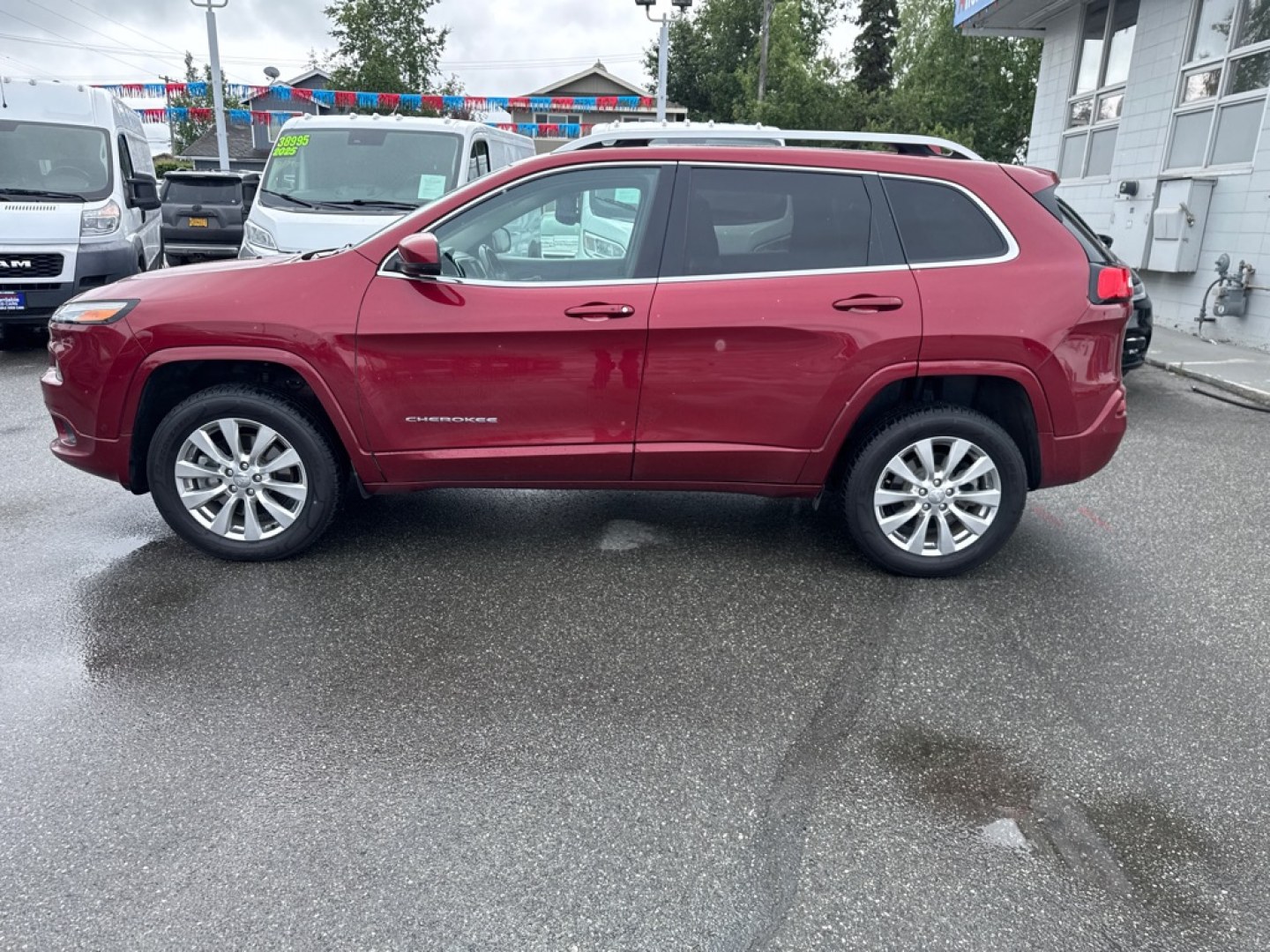 2017 RED JEEP CHEROKEE OVERLAND (1C4PJMJSXHW) with an 3.2L engine, Automatic transmission, located at 929 East 8th Ave, Anchorage, AK, 99501, (907) 274-2277, 61.214783, -149.866074- Photo#1