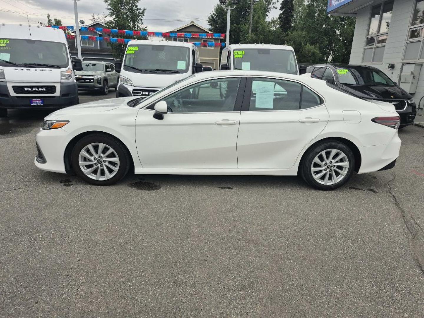 2021 WHITE TOYOTA CAMRY LE (4T1C11AK7MU) with an 2.5L engine, Automatic transmission, located at 929 East 8th Ave, Anchorage, AK, 99501, (907) 274-2277, 61.214783, -149.866074- Photo#1