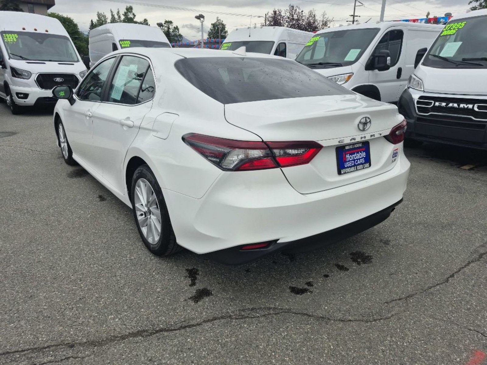 2021 WHITE TOYOTA CAMRY LE (4T1C11AK7MU) with an 2.5L engine, Automatic transmission, located at 929 East 8th Ave, Anchorage, AK, 99501, (907) 274-2277, 61.214783, -149.866074 - Photo#2
