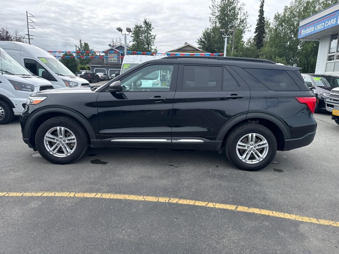 2022 BLACK FORD EXPLORER XLT (1FMSK8DH2NG) with an 2.3L engine, Automatic transmission, located at 929 East 8th Ave, Anchorage, AK, 99501, (907) 274-2277, 61.214783, -149.866074- Photo#1