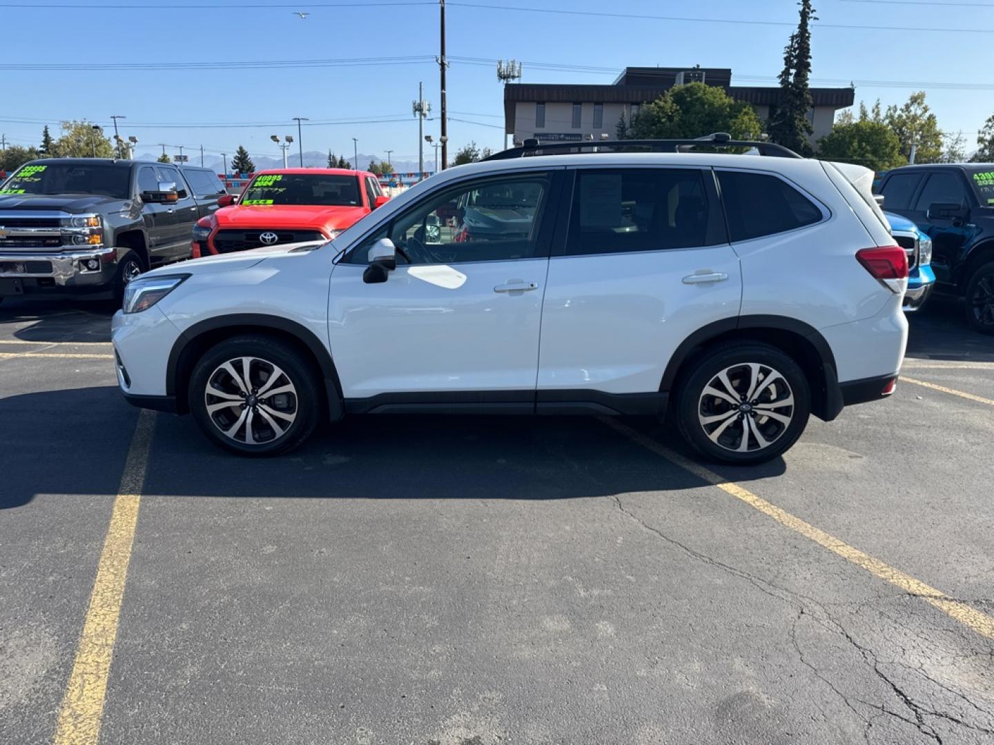 2020 WHITE SUBARU FORESTER LIMITED (JF2SKAUC0LH) with an 2.5L engine, Automatic transmission, located at 929 East 8th Ave, Anchorage, AK, 99501, (907) 274-2277, 61.214783, -149.866074- Photo#1
