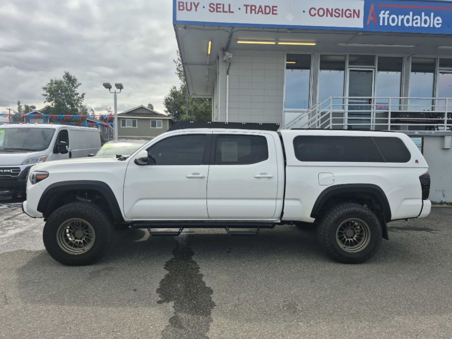 2022 WHITE TOYOTA TACOMA DOUBLE CAB (3TMDZ5BN8NM) with an 3.5L engine, Automatic transmission, located at 929 East 8th Ave, Anchorage, AK, 99501, (907) 274-2277, 61.214783, -149.866074- Photo#1