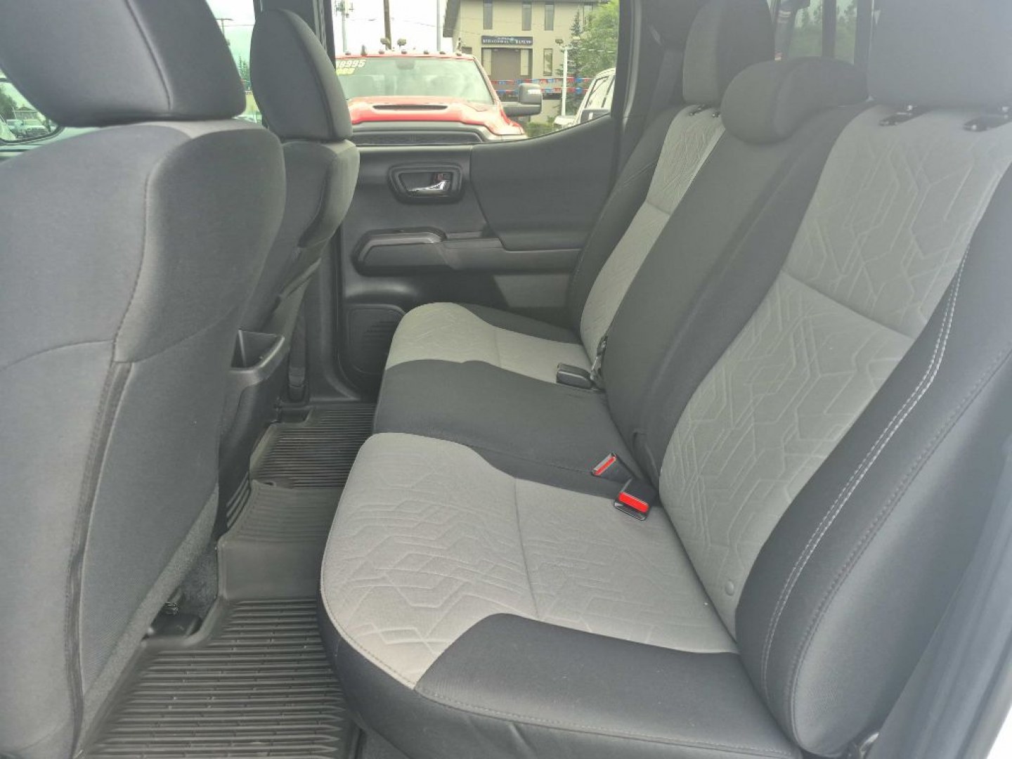 2022 WHITE TOYOTA TACOMA DOUBLE CAB (3TMDZ5BN8NM) with an 3.5L engine, Automatic transmission, located at 929 East 8th Ave, Anchorage, AK, 99501, (907) 274-2277, 61.214783, -149.866074- Photo#3