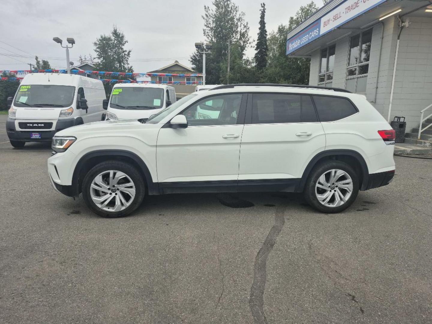 2021 WHITE VOLKSWAGEN ATLAS SE (1V2HR2CA6MC) with an 3.6L engine, Automatic transmission, located at 929 East 8th Ave, Anchorage, AK, 99501, (907) 274-2277, 61.214783, -149.866074- Photo#1