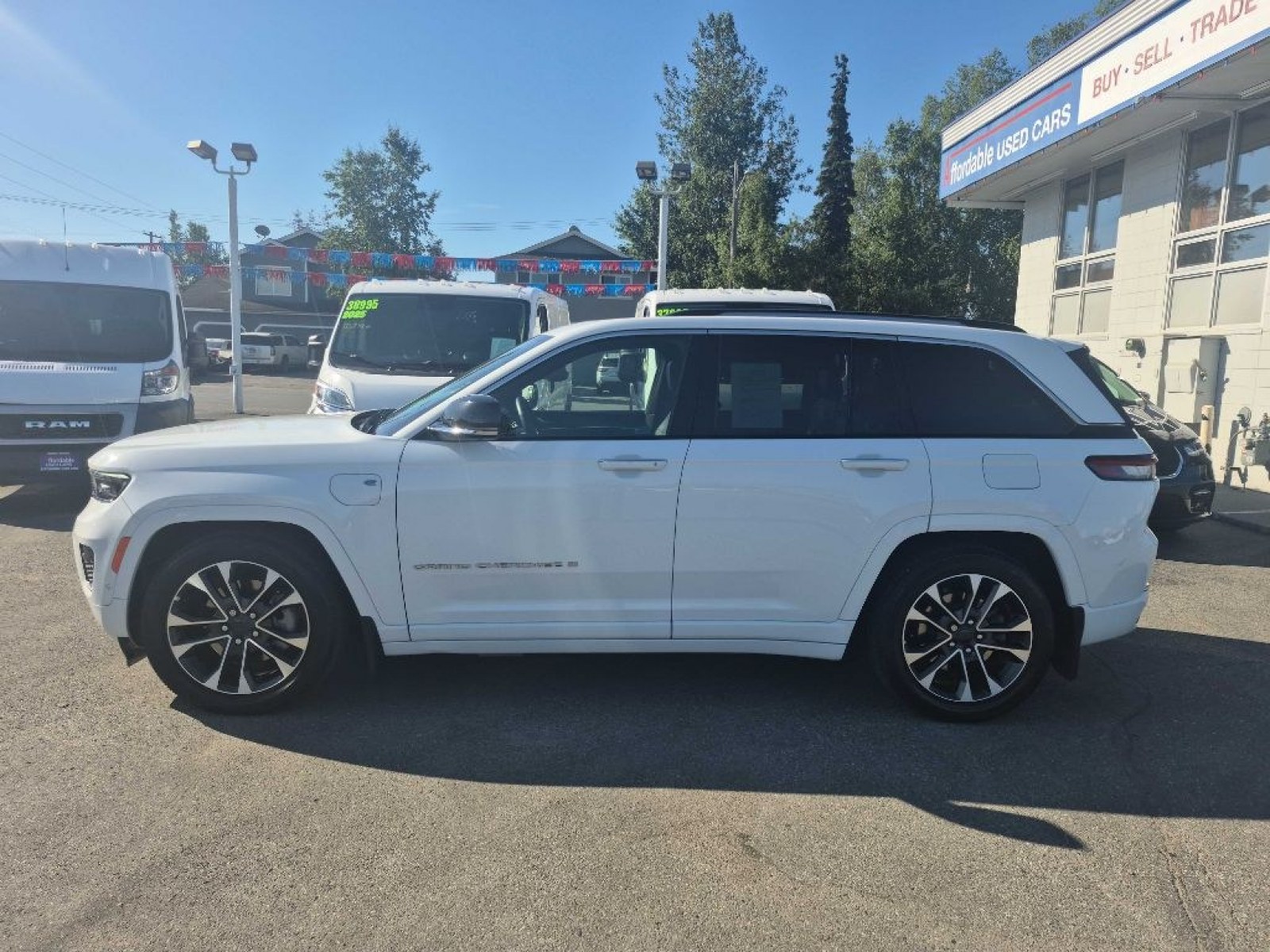 2022 WHITE JEEP GRAND CHEROKEE OVERLAND 4XE (1C4RJYD60N8) with an 2.0L engine, Automatic transmission, located at 929 East 8th Ave, Anchorage, AK, 99501, (907) 274-2277, 61.214783, -149.866074 - Photo#1