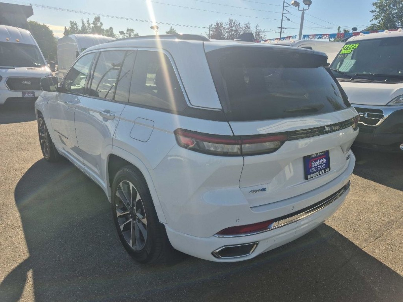 2022 WHITE JEEP GRAND CHEROKEE OVERLAND 4XE (1C4RJYD60N8) with an 2.0L engine, Automatic transmission, located at 929 East 8th Ave, Anchorage, AK, 99501, (907) 274-2277, 61.214783, -149.866074 - Photo#2