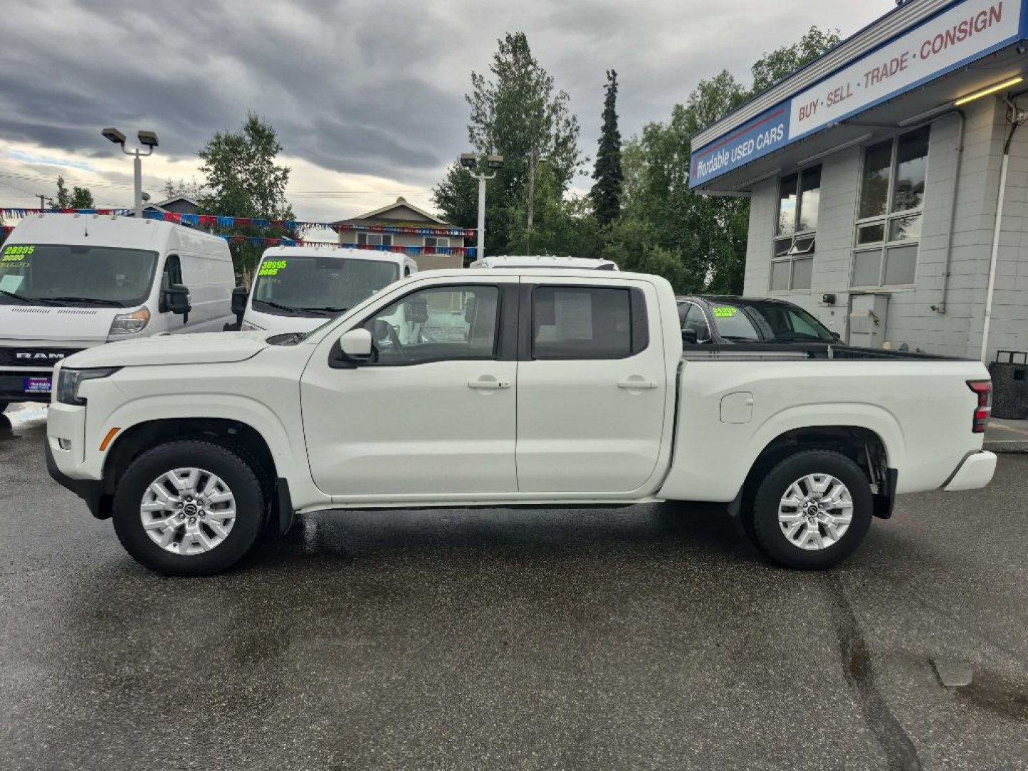 2023 WHITE NISSAN FRONTIER SV (1N6ED1FK8PN) with an 3.8L engine, Automatic transmission, located at 929 East 8th Ave, Anchorage, AK, 99501, (907) 274-2277, 61.214783, -149.866074- Photo#1