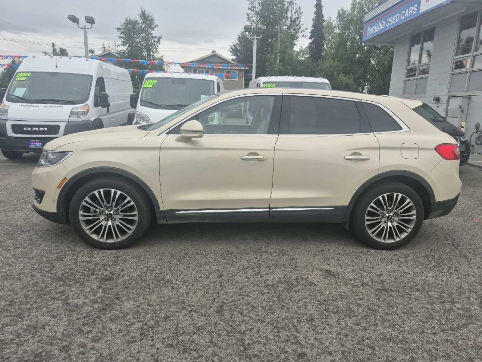 2016 WHITE LINCOLN MKX RESERVE (2LMPJ8LR5GB) with an 3.7L engine, Automatic transmission, located at 929 East 8th Ave, Anchorage, AK, 99501, (907) 274-2277, 61.214783, -149.866074 - Photo#1