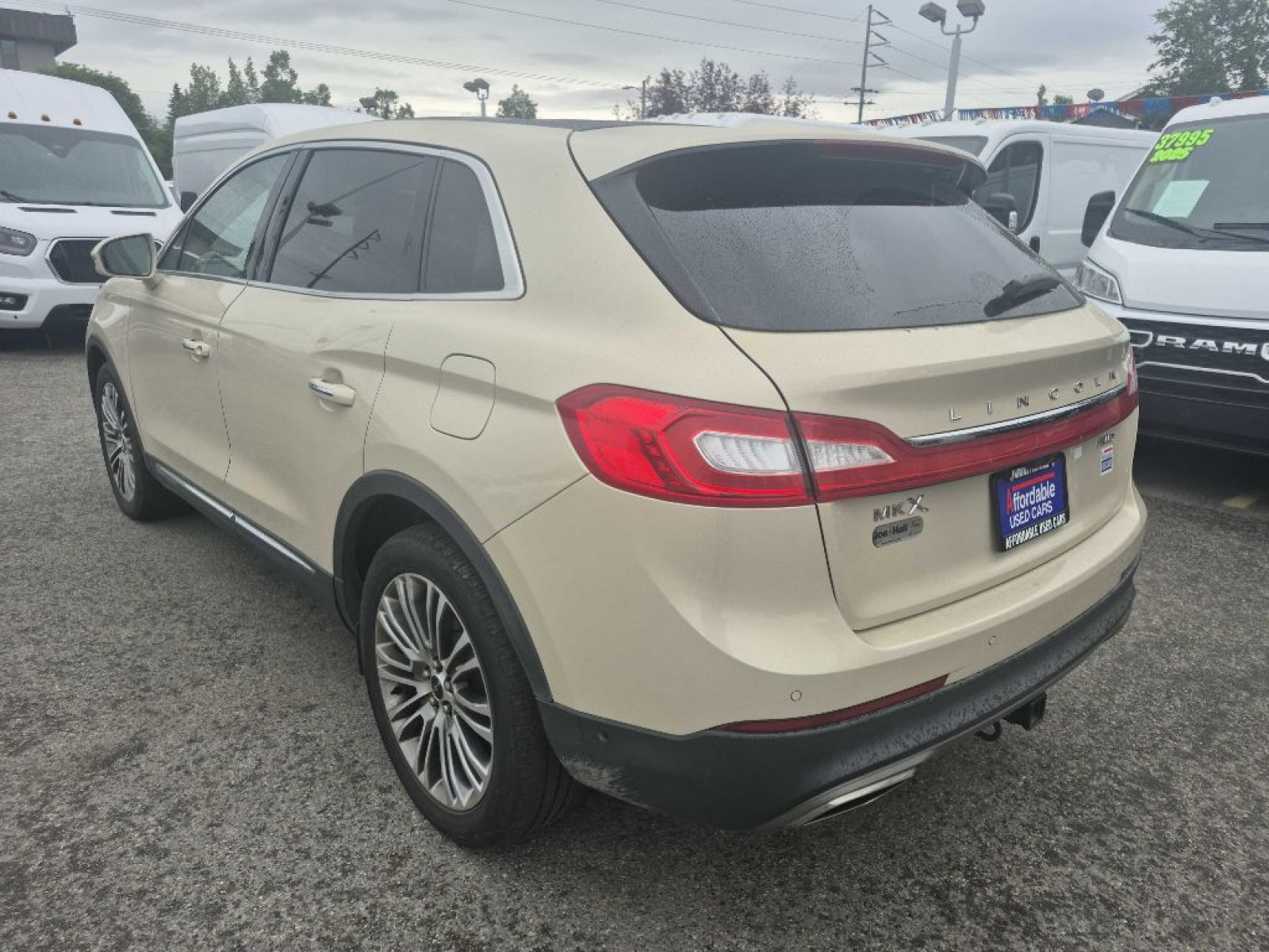 2016 WHITE LINCOLN MKX RESERVE (2LMPJ8LR5GB) with an 3.7L engine, Automatic transmission, located at 929 East 8th Ave, Anchorage, AK, 99501, (907) 274-2277, 61.214783, -149.866074 - Photo#2