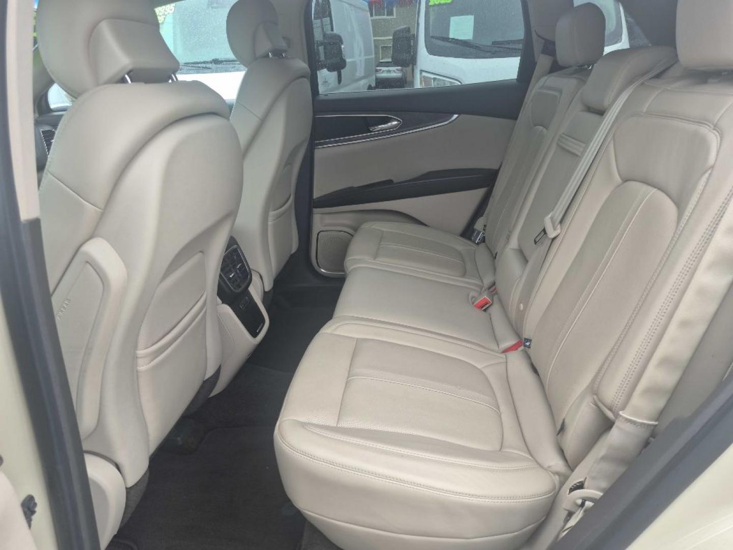 2016 WHITE LINCOLN MKX RESERVE (2LMPJ8LR5GB) with an 3.7L engine, Automatic transmission, located at 929 East 8th Ave, Anchorage, AK, 99501, (907) 274-2277, 61.214783, -149.866074- Photo#3