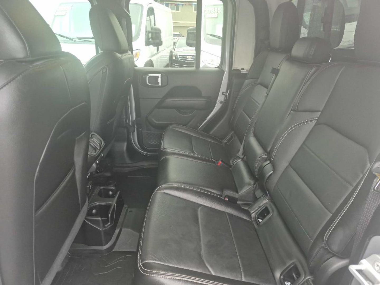 2020 SILVER JEEP GLADIATOR OVERLAND (1C6HJTFG3LL) with an 3.6L engine, Automatic transmission, located at 929 East 8th Ave, Anchorage, AK, 99501, (907) 274-2277, 61.214783, -149.866074- Photo#3