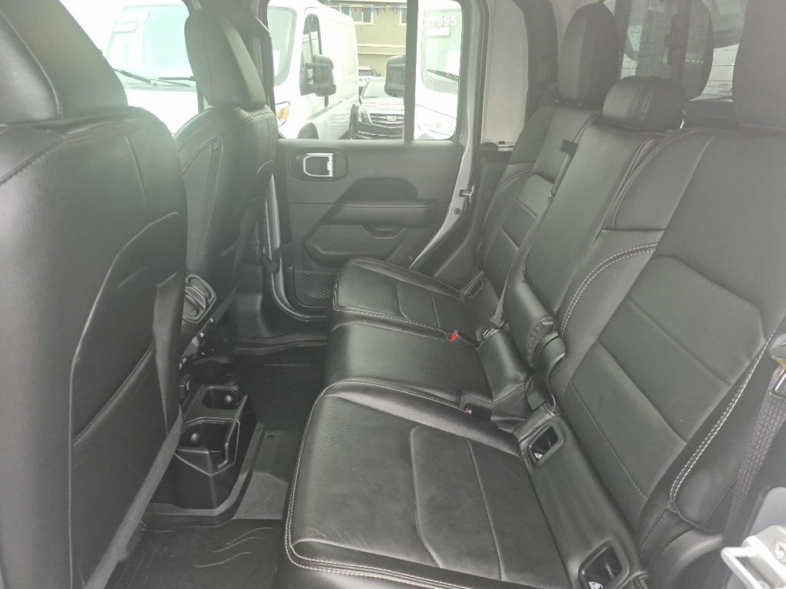 2020 SILVER JEEP GLADIATOR OVERLAND (1C6HJTFG3LL) with an 3.6L engine, Automatic transmission, located at 929 East 8th Ave, Anchorage, AK, 99501, (907) 274-2277, 61.214783, -149.866074 - Photo#3
