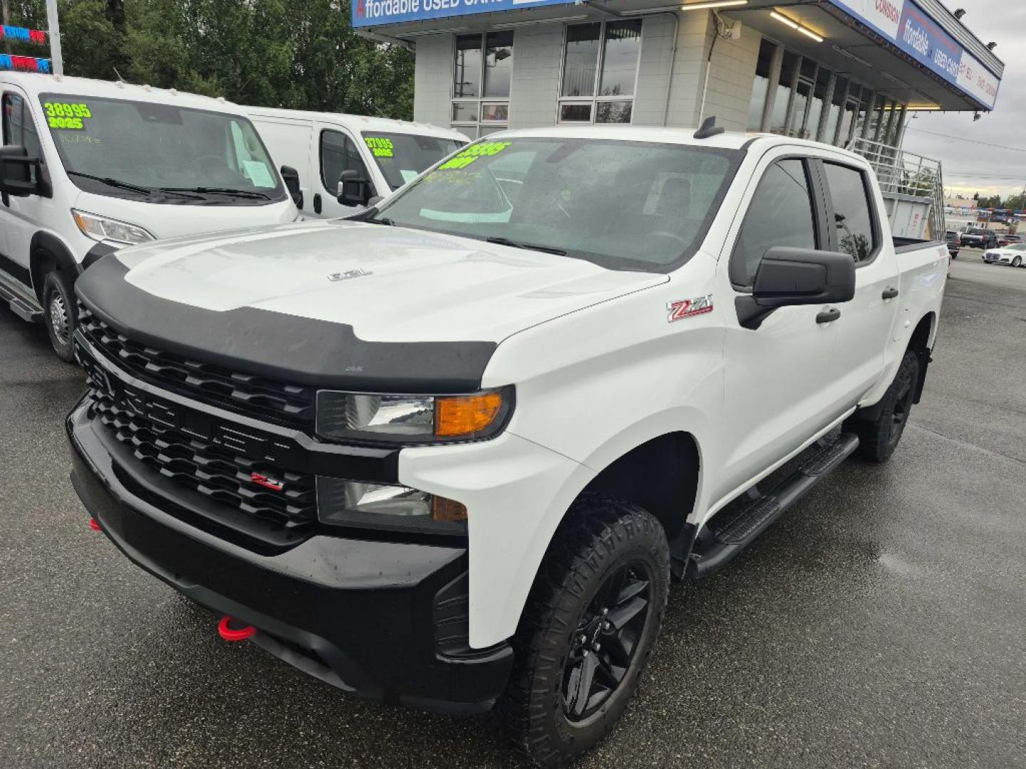 2021 WHITE CHEVROLET SILVERADO 1500 TRAIL BOSS CUST (1GCPYCEL6MZ) with an 6.2L engine, Automatic transmission, located at 929 East 8th Ave, Anchorage, AK, 99501, (907) 274-2277, 61.214783, -149.866074- Photo#0