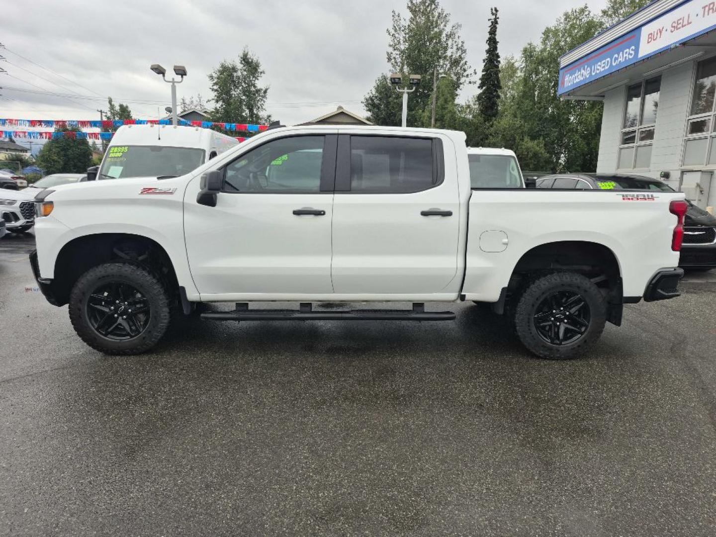2021 WHITE CHEVROLET SILVERADO 1500 TRAIL BOSS CUST (1GCPYCEL6MZ) with an 6.2L engine, Automatic transmission, located at 929 East 8th Ave, Anchorage, AK, 99501, (907) 274-2277, 61.214783, -149.866074- Photo#1