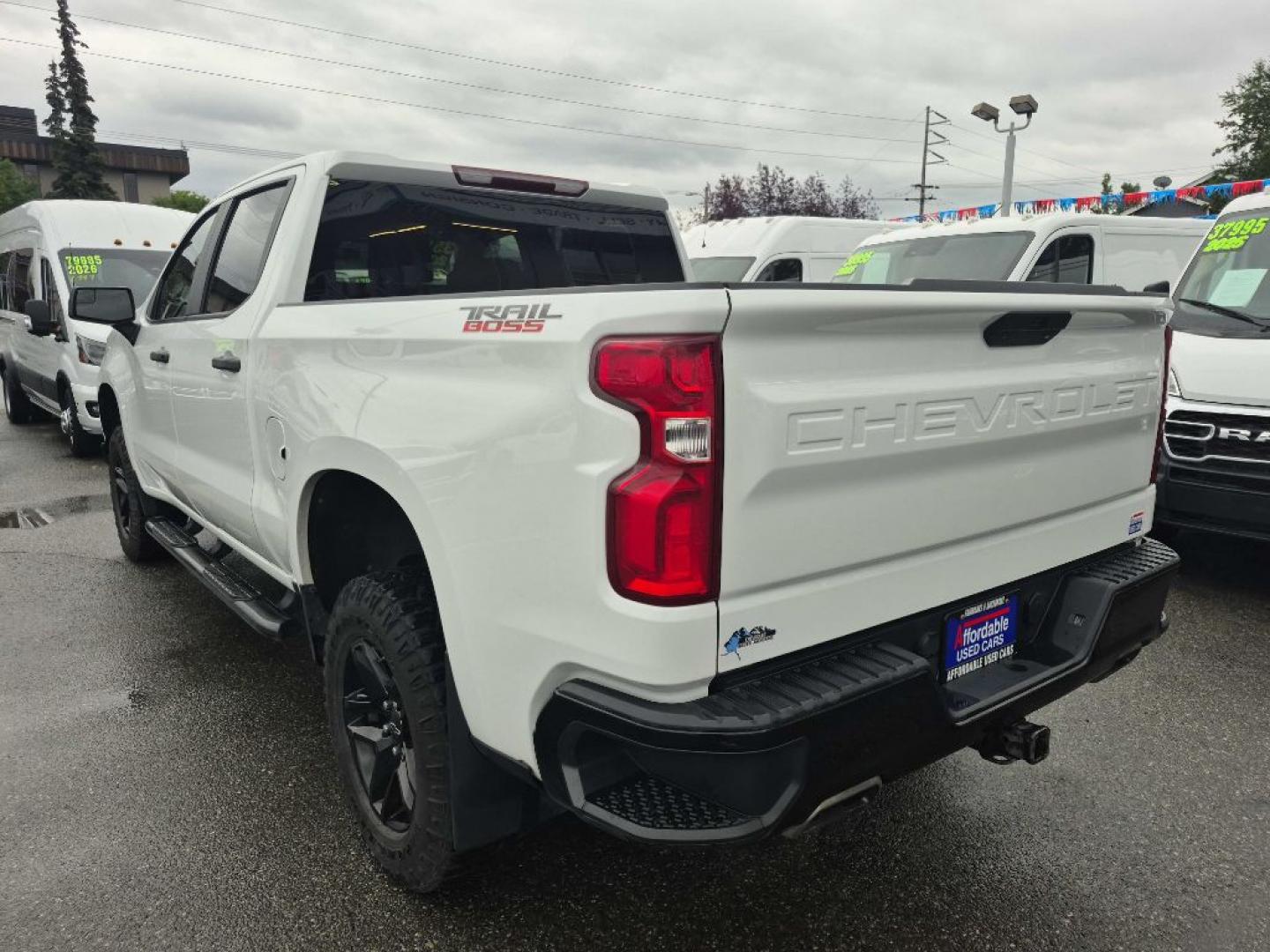2021 WHITE CHEVROLET SILVERADO 1500 TRAIL BOSS CUST (1GCPYCEL6MZ) with an 6.2L engine, Automatic transmission, located at 929 East 8th Ave, Anchorage, AK, 99501, (907) 274-2277, 61.214783, -149.866074- Photo#2