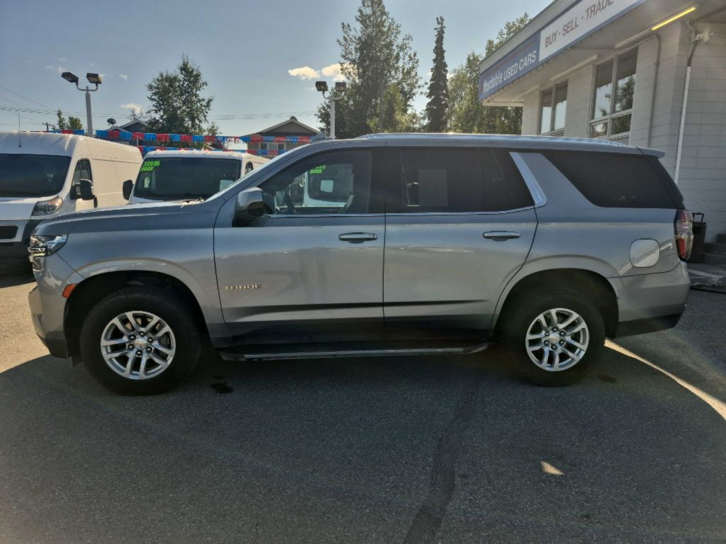 2024 GREY CHEVROLET TAHOE 1500 LT (1GNSKNKD3RR) with an 5.3L engine, Automatic transmission, located at 929 East 8th Ave, Anchorage, AK, 99501, (907) 274-2277, 61.214783, -149.866074- Photo#1