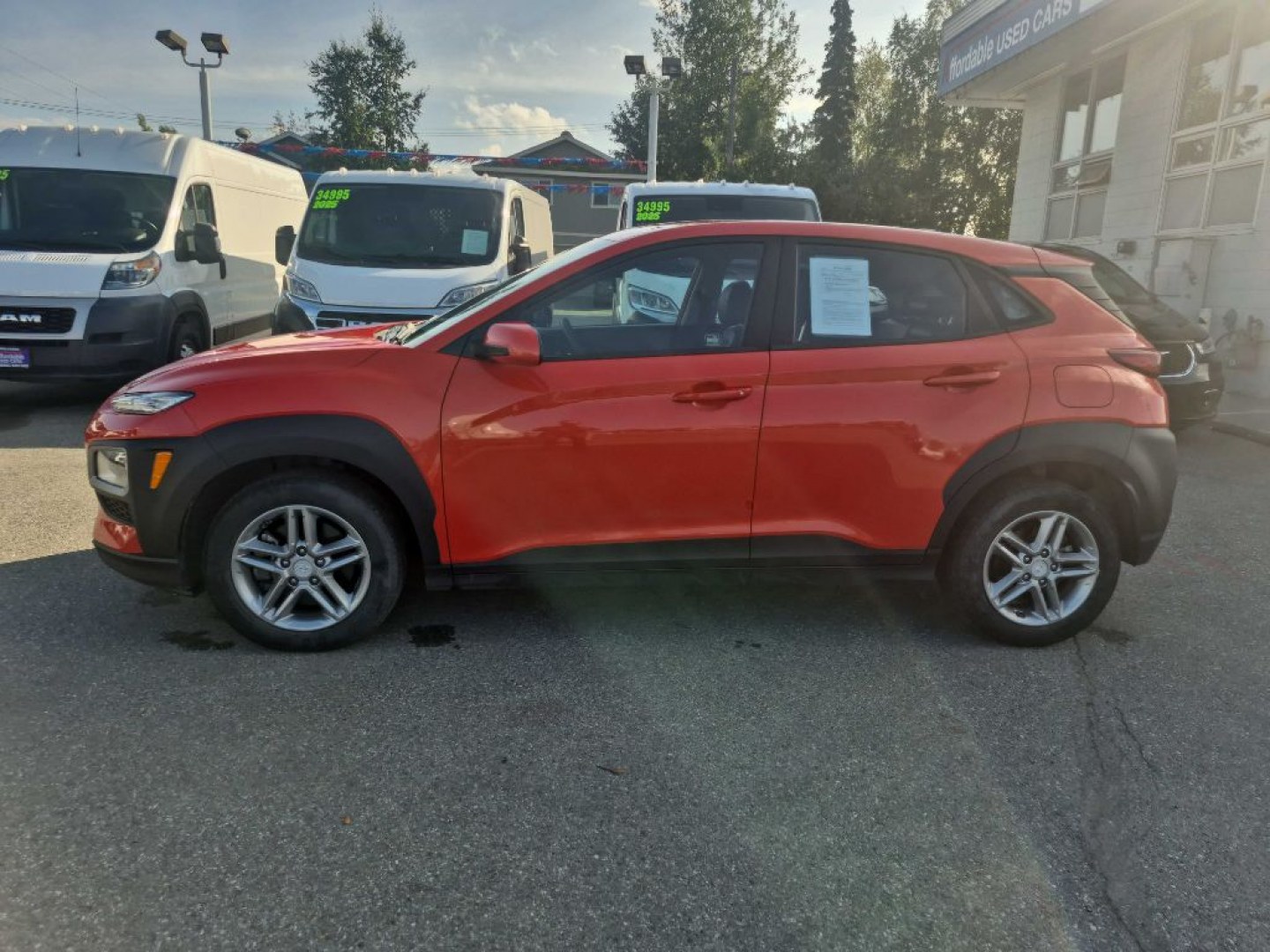 2020 ORANGE HYUNDAI KONA SE (KM8K1CAA9LU) with an 2.0L engine, Automatic transmission, located at 929 East 8th Ave, Anchorage, AK, 99501, (907) 274-2277, 61.214783, -149.866074- Photo#1