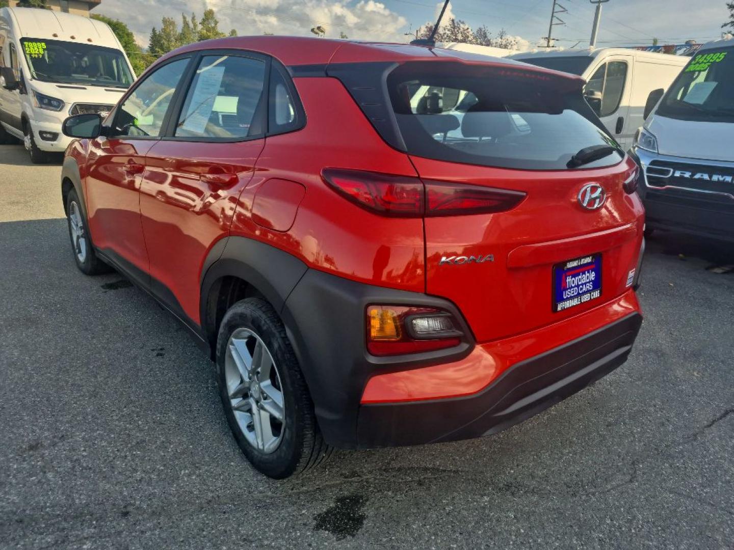 2020 ORANGE HYUNDAI KONA SE (KM8K1CAA9LU) with an 2.0L engine, Automatic transmission, located at 929 East 8th Ave, Anchorage, AK, 99501, (907) 274-2277, 61.214783, -149.866074- Photo#2