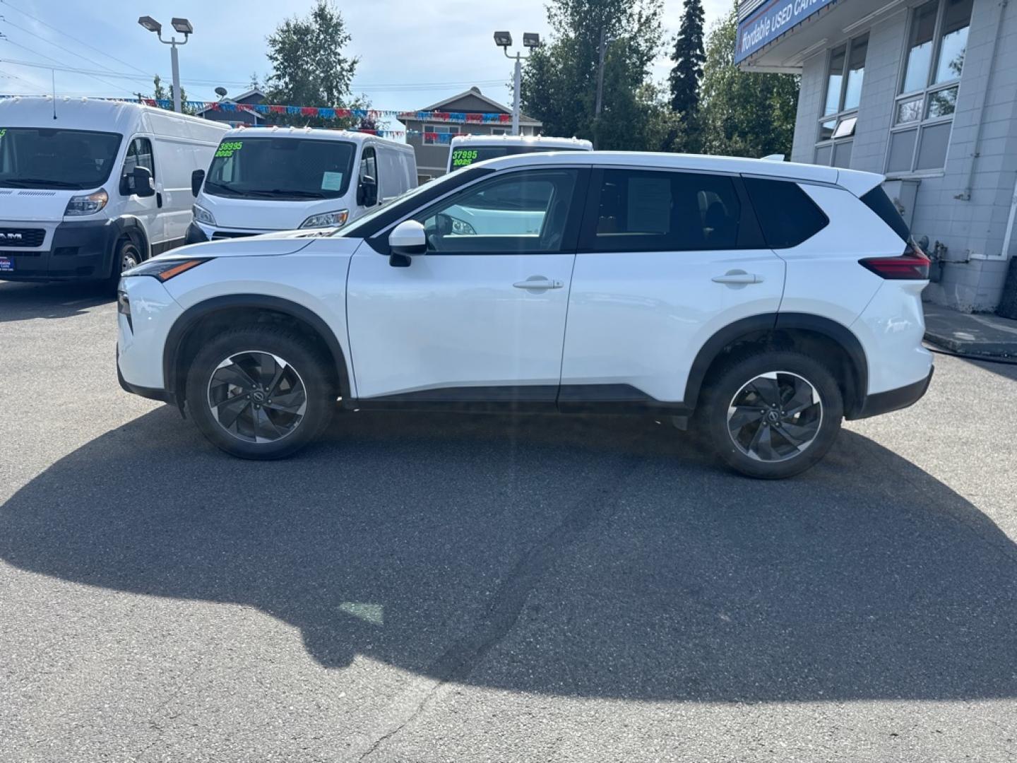 2024 WHITE NISSAN ROGUE SV SV (5N1BT3BB0RC) with an 1.5L engine, Continuously Variable transmission, located at 929 East 8th Ave, Anchorage, AK, 99501, (907) 274-2277, 61.214783, -149.866074- Photo#1