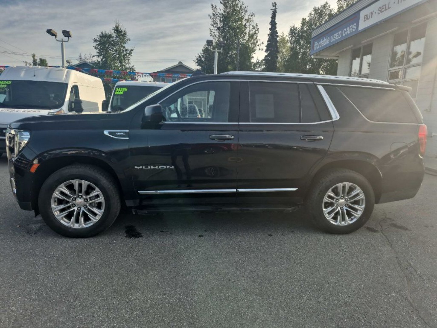 2022 BLUE GMC YUKON SLT (1GKS2BKDXNR) with an 5.3L engine, Automatic transmission, located at 929 East 8th Ave, Anchorage, AK, 99501, (907) 274-2277, 61.214783, -149.866074- Photo#1