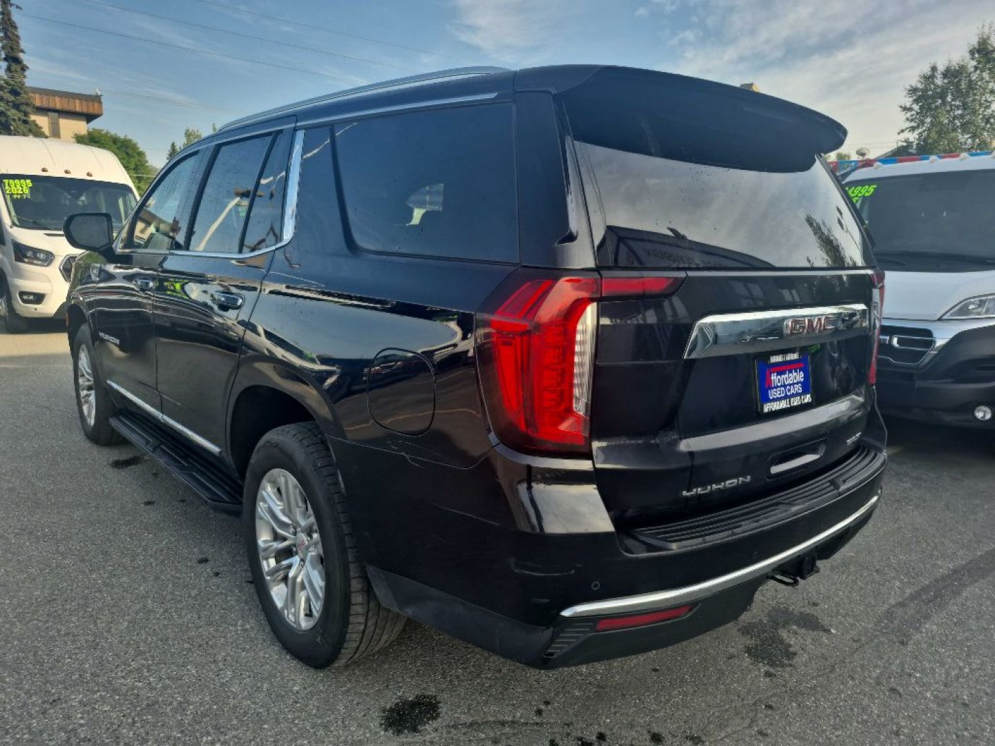2022 BLUE GMC YUKON SLT (1GKS2BKDXNR) with an 5.3L engine, Automatic transmission, located at 929 East 8th Ave, Anchorage, AK, 99501, (907) 274-2277, 61.214783, -149.866074- Photo#2