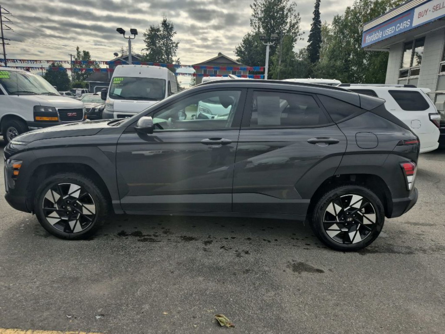 2025 GRAY HYUNDAI KONA SEL SEL (KM8HBCAB3SU) with an 2.0L engine, Continuously Variable transmission, located at 929 East 8th Ave, Anchorage, AK, 99501, (907) 274-2277, 61.214783, -149.866074- Photo#1