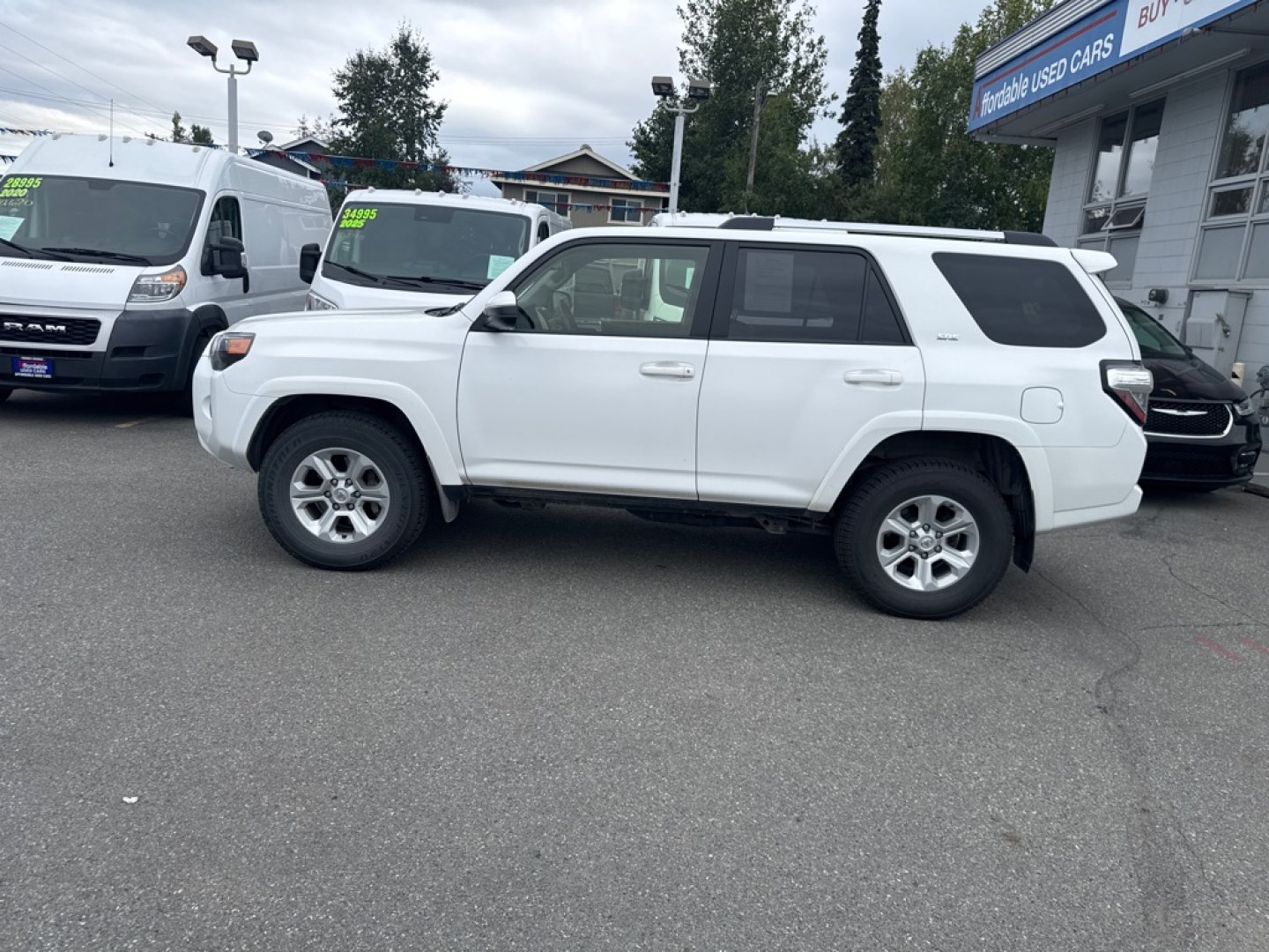 2024 WHITE TOYOTA 4RUNNER SR5/SR5 PREMIUM (JTEMU5JR4R6) with an 4.0L engine, Automatic transmission, located at 929 East 8th Ave, Anchorage, AK, 99501, (907) 274-2277, 61.214783, -149.866074- Photo#1
