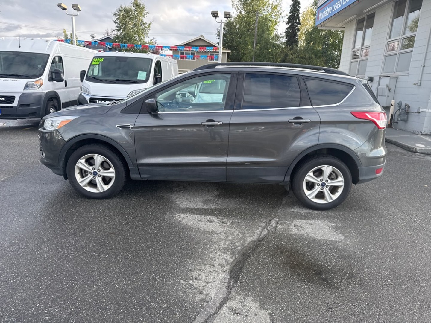 2016 GRAY FORD ESCAPE SE (1FMCU9GX8GU) with an 1.6L engine, Automatic transmission, located at 929 East 8th Ave, Anchorage, AK, 99501, (907) 274-2277, 61.214783, -149.866074- Photo#1