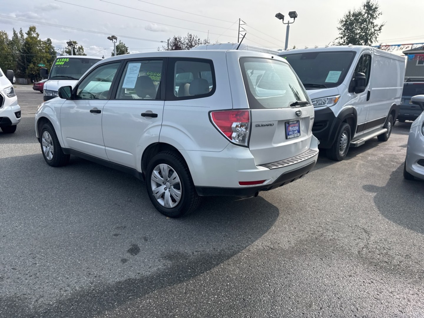 2009 WHITE SUBARU FORESTER 2.5X (JF2SH61679H) with an 2.5L engine, Automatic transmission, located at 929 East 8th Ave, Anchorage, AK, 99501, (907) 274-2277, 61.214783, -149.866074- Photo#4