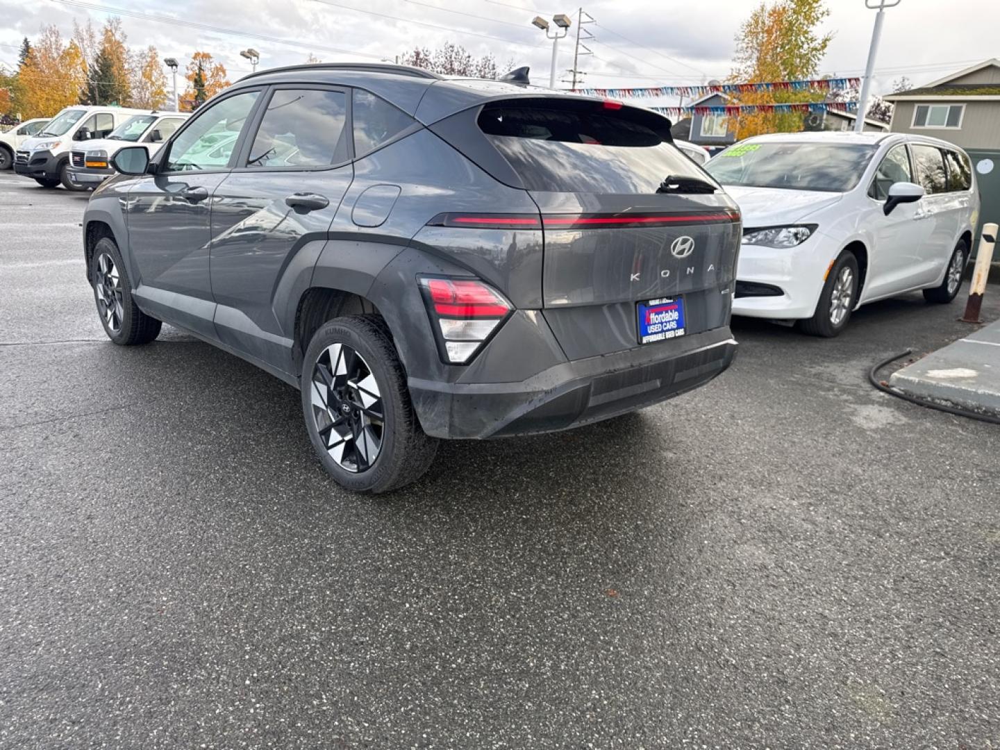 2025 GRAY HYUNDAI KONA SEL SEL (KM8HBCAB8SU) with an 2.0L engine, Continuously Variable transmission, located at 929 East 8th Ave, Anchorage, AK, 99501, (907) 274-2277, 61.214783, -149.866074- Photo#2