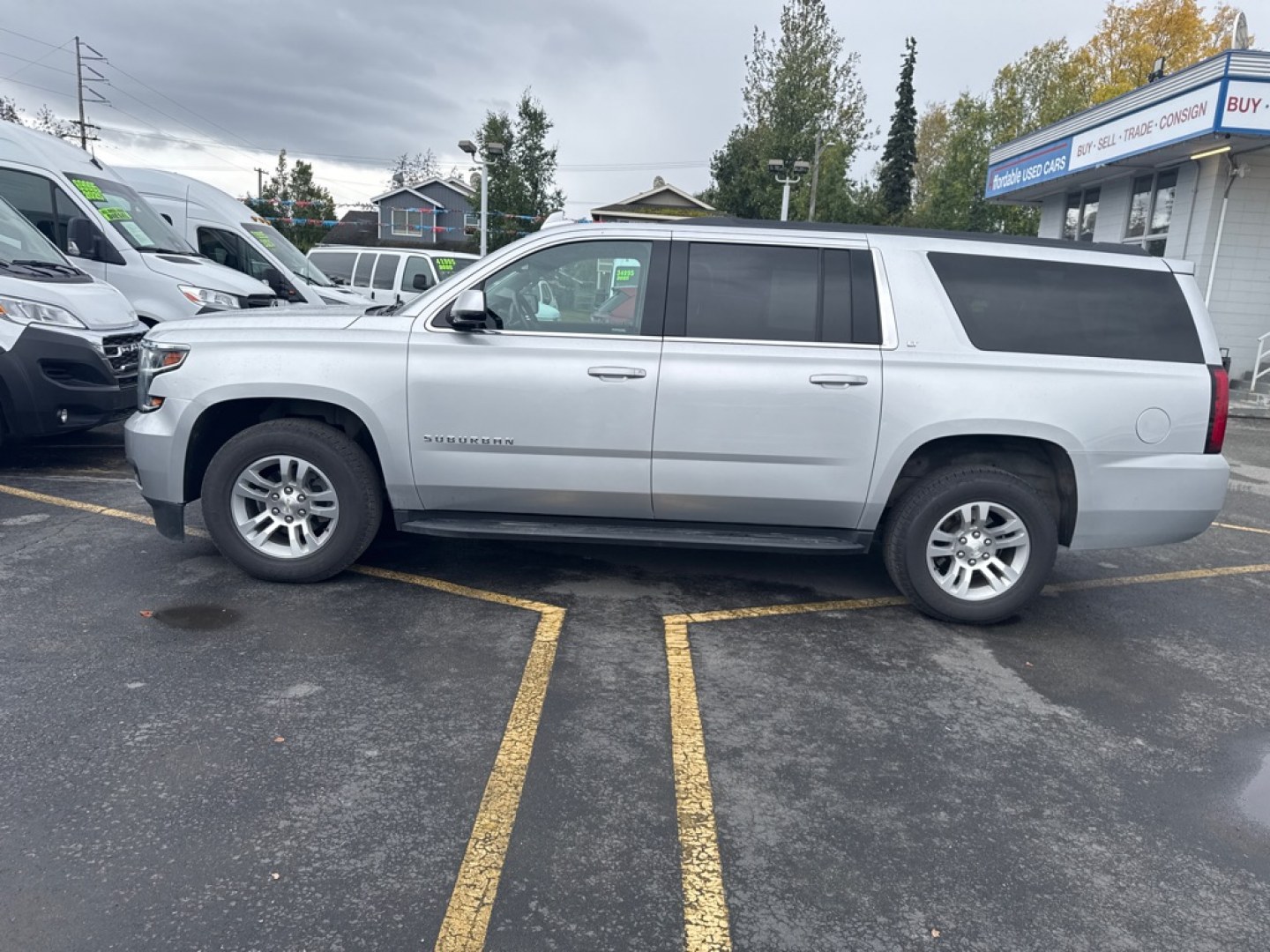 2019 SILVER CHEVROLET SUBURBAN 1500 LT (1GNSKHKC7KR) with an 5.3L engine, Automatic transmission, located at 929 East 8th Ave, Anchorage, AK, 99501, (907) 274-2277, 61.214783, -149.866074- Photo#1