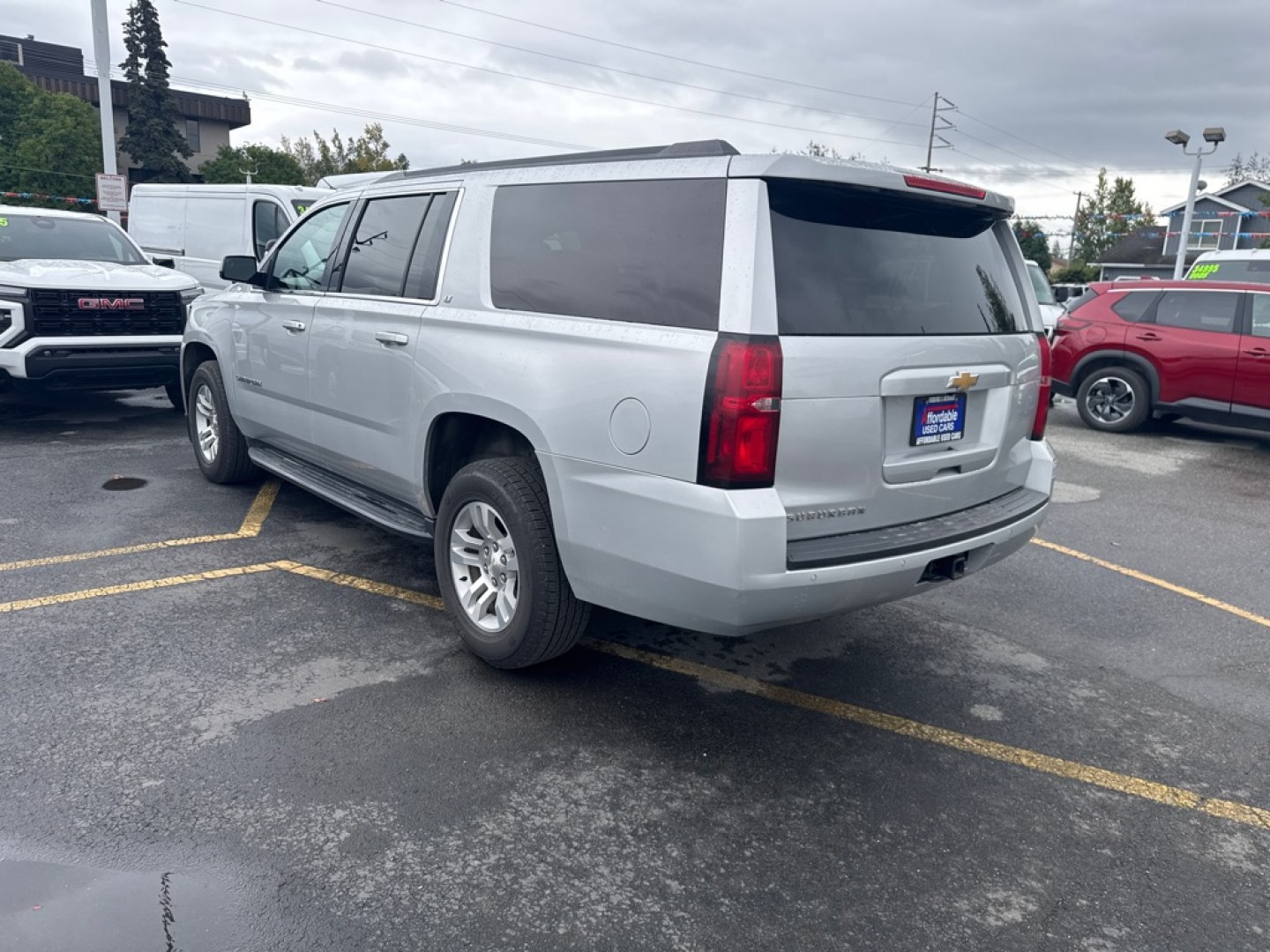 2019 SILVER CHEVROLET SUBURBAN 1500 LT (1GNSKHKC7KR) with an 5.3L engine, Automatic transmission, located at 929 East 8th Ave, Anchorage, AK, 99501, (907) 274-2277, 61.214783, -149.866074- Photo#4