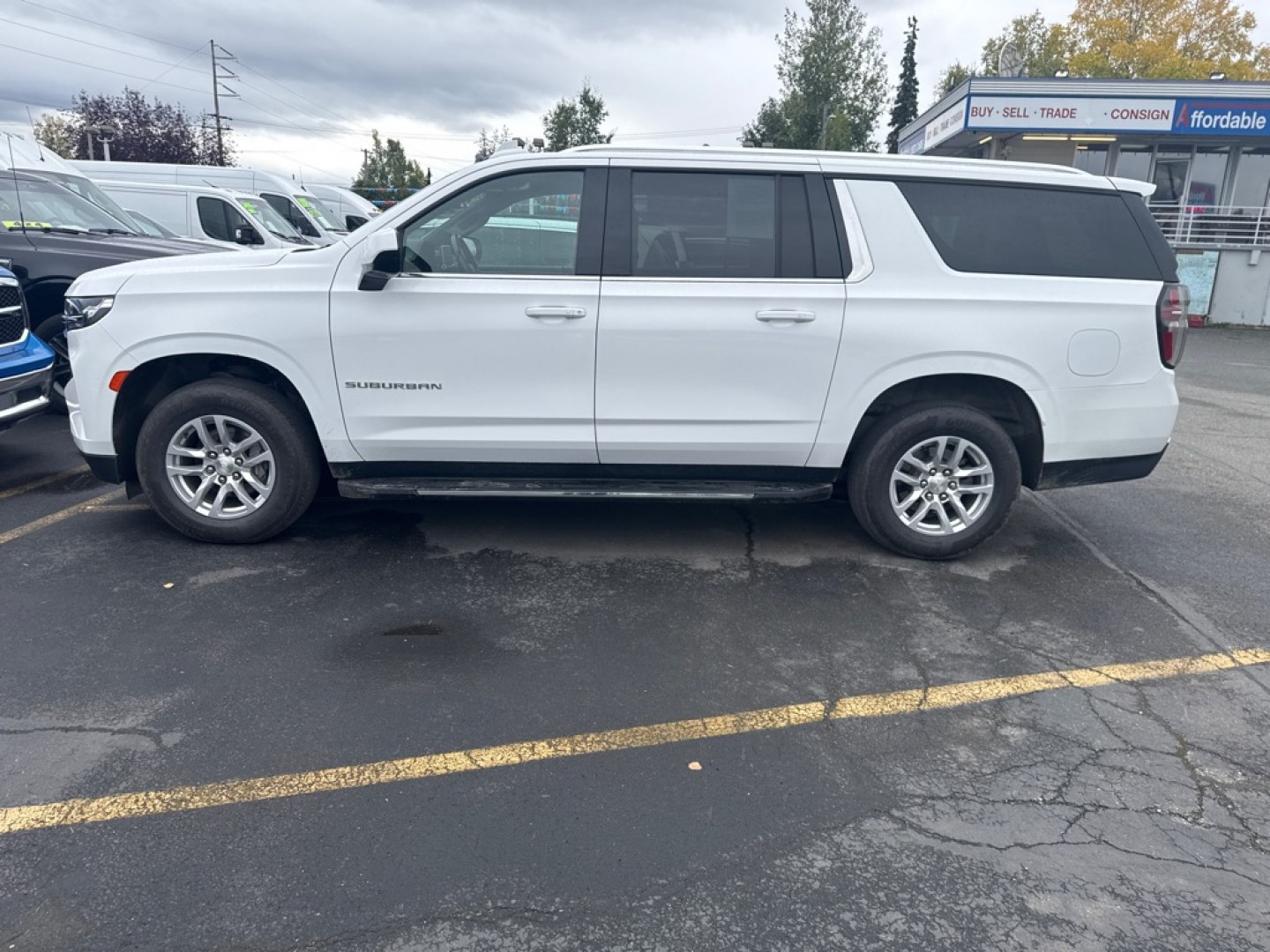 2022 WHITE CHEVROLET SUBURBAN 1500 LT (1GNSKCKD6NR) with an 5.3L engine, Automatic transmission, located at 929 East 8th Ave, Anchorage, AK, 99501, (907) 274-2277, 61.214783, -149.866074- Photo#1