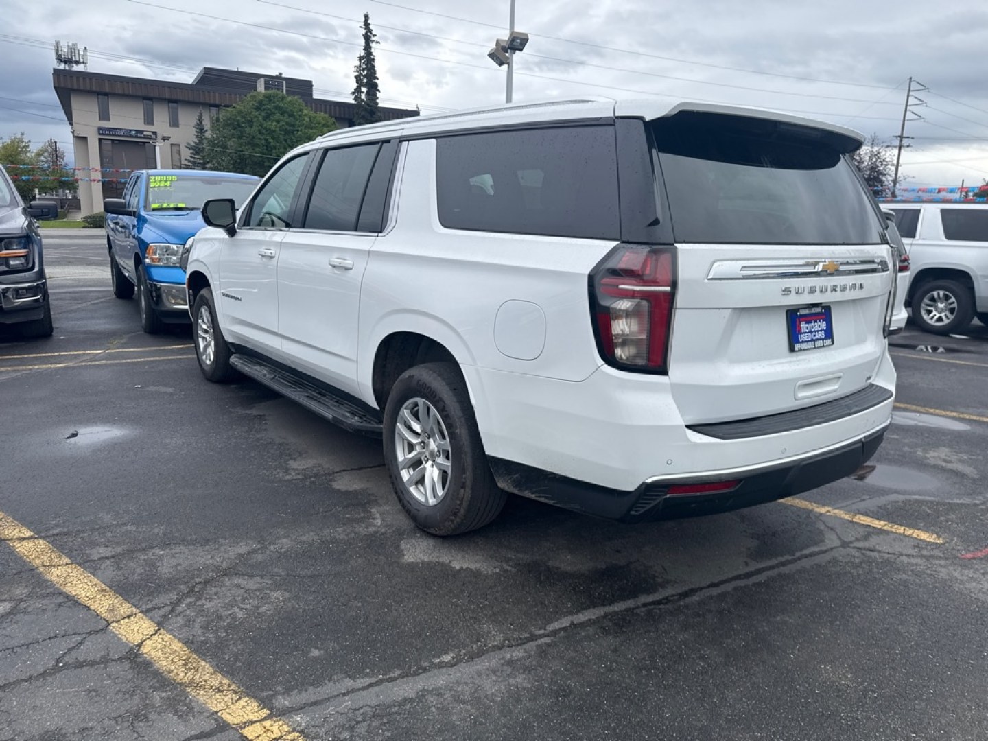 2022 WHITE CHEVROLET SUBURBAN 1500 LT (1GNSKCKD6NR) with an 5.3L engine, Automatic transmission, located at 929 East 8th Ave, Anchorage, AK, 99501, (907) 274-2277, 61.214783, -149.866074- Photo#2
