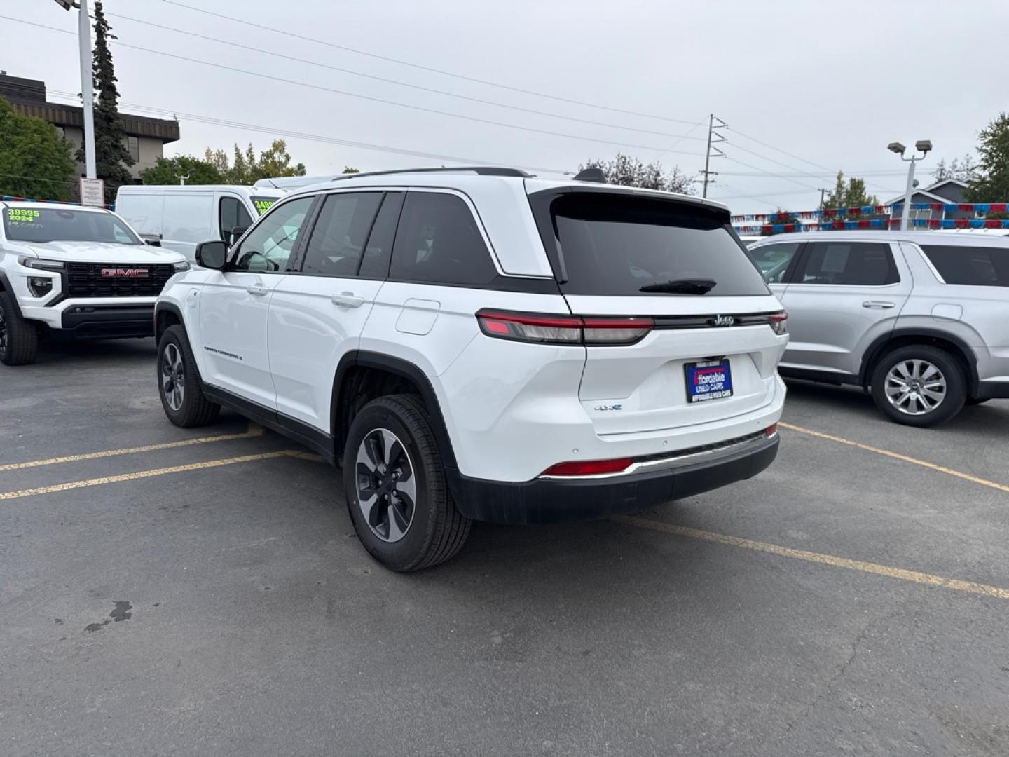 2023 WHITE JEEP GRAND CHEROKEE LIMITED 4XE (1C4RJYB66P8) with an 2.0L engine, Automatic transmission, located at 929 East 8th Ave, Anchorage, AK, 99501, (907) 274-2277, 61.214783, -149.866074- Photo#4