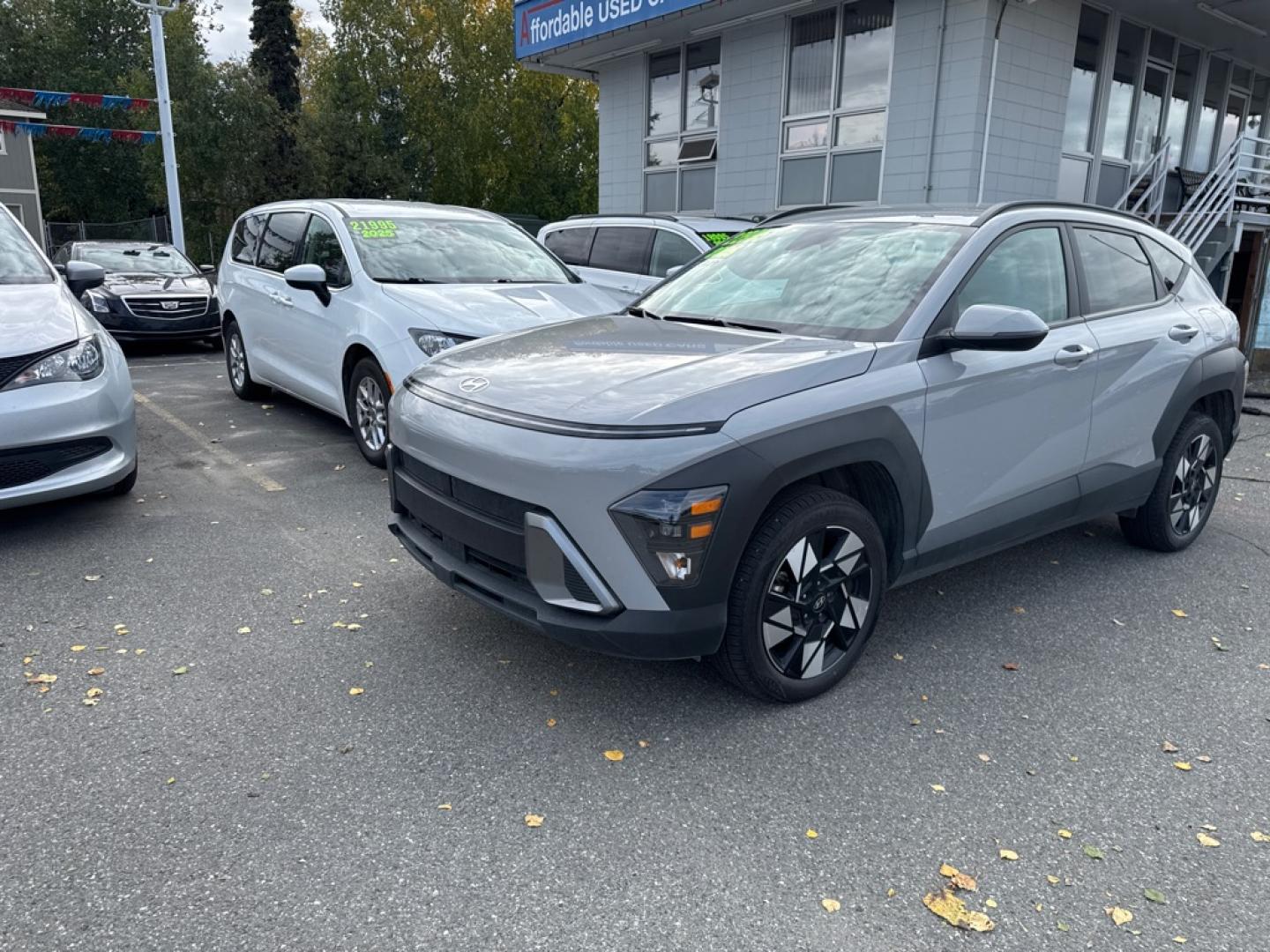 2025 GRAY HYUNDAI KONA SEL SEL (KM8HBCAB2SU) with an 2.0L engine, Continuously Variable transmission, located at 929 East 8th Ave, Anchorage, AK, 99501, (907) 274-2277, 61.214783, -149.866074- Photo#0