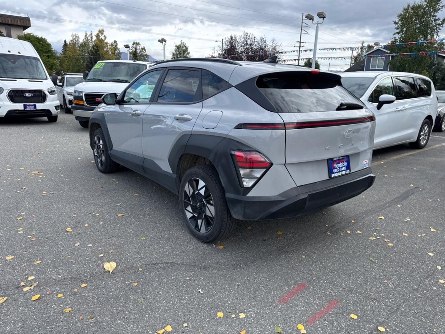 2025 GRAY HYUNDAI KONA SEL SEL (KM8HBCAB2SU) with an 2.0L engine, Continuously Variable transmission, located at 929 East 8th Ave, Anchorage, AK, 99501, (907) 274-2277, 61.214783, -149.866074- Photo#4
