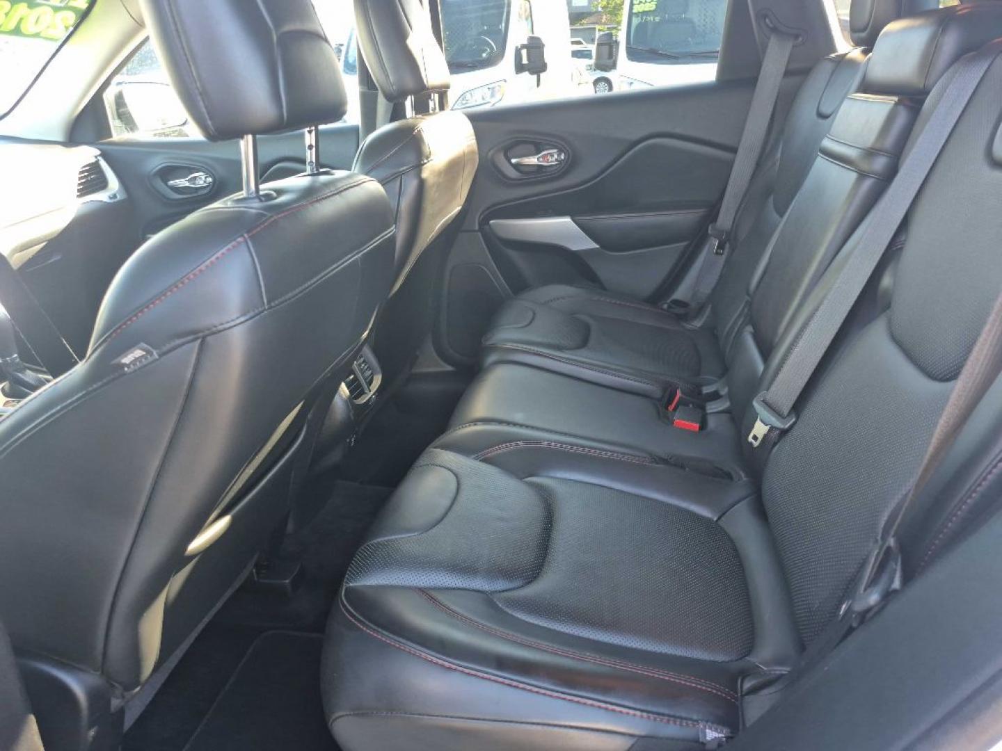 2018 WHITE JEEP CHEROKEE TRAILHAWK (1C4PJMBX4JD) with an 3.2L engine, Automatic transmission, located at 929 East 8th Ave, Anchorage, AK, 99501, (907) 274-2277, 61.214783, -149.866074- Photo#3