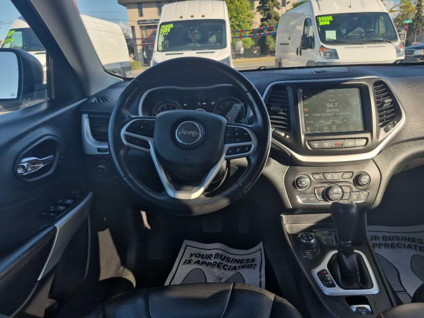 2018 WHITE JEEP CHEROKEE TRAILHAWK (1C4PJMBX4JD) with an 3.2L engine, Automatic transmission, located at 929 East 8th Ave, Anchorage, AK, 99501, (907) 274-2277, 61.214783, -149.866074- Photo#4