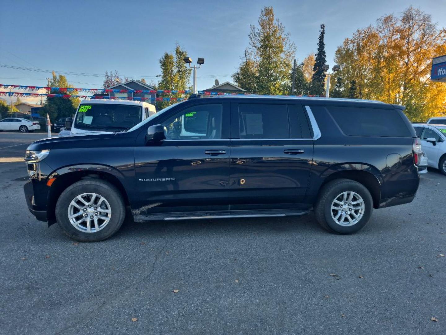 2022 BLUE CHEVROLET SUBURBAN 1500 LT (1GNSKCKD8NR) with an 5.3L engine, Automatic transmission, located at 929 East 8th Ave, Anchorage, AK, 99501, (907) 274-2277, 61.214783, -149.866074- Photo#1