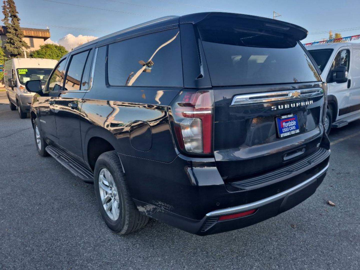 2022 BLUE CHEVROLET SUBURBAN 1500 LT (1GNSKCKD8NR) with an 5.3L engine, Automatic transmission, located at 929 East 8th Ave, Anchorage, AK, 99501, (907) 274-2277, 61.214783, -149.866074- Photo#2