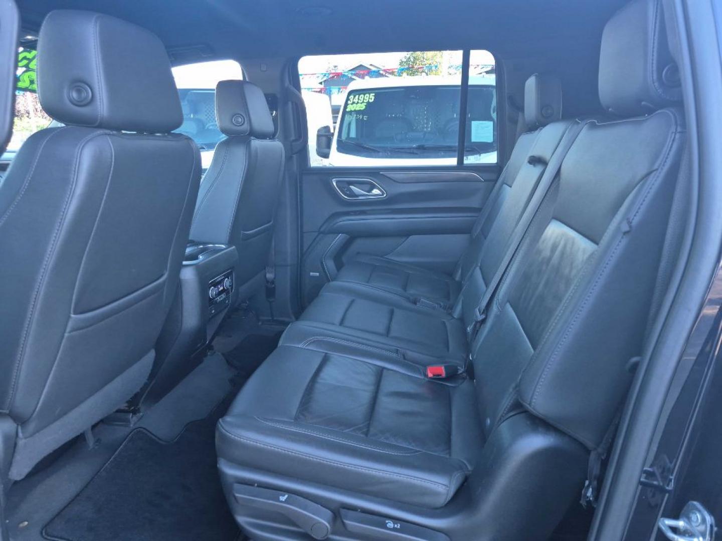 2022 BLUE CHEVROLET SUBURBAN 1500 LT (1GNSKCKD8NR) with an 5.3L engine, Automatic transmission, located at 929 East 8th Ave, Anchorage, AK, 99501, (907) 274-2277, 61.214783, -149.866074- Photo#3