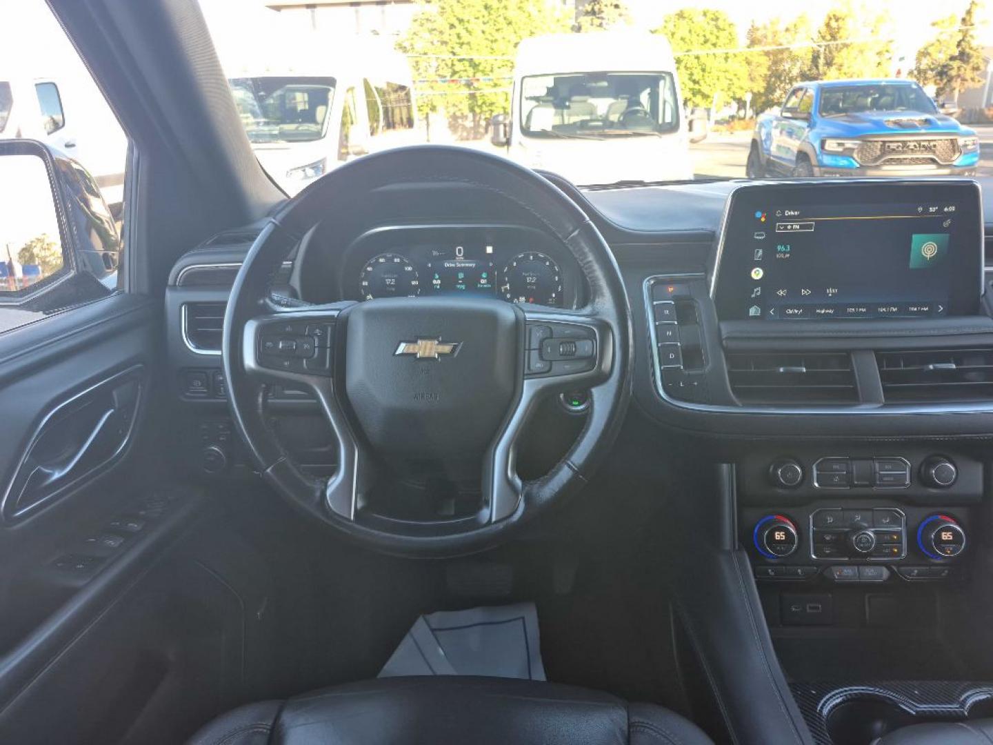 2022 BLUE CHEVROLET SUBURBAN 1500 LT (1GNSKCKD8NR) with an 5.3L engine, Automatic transmission, located at 929 East 8th Ave, Anchorage, AK, 99501, (907) 274-2277, 61.214783, -149.866074- Photo#4